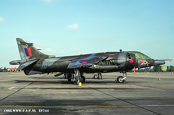 Hawker Siddeley Harrier GR3    XV744  233-OCU