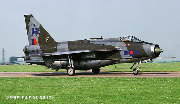 English Electric  Lightning F-6  XR-725  At Binbrook