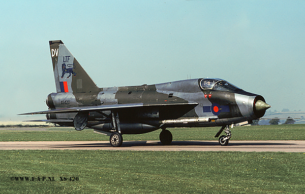 English Electric  Lightning T-5    XS420    Binbrook