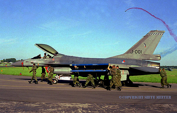 F-16A  J-001  322_sqd.  Radom