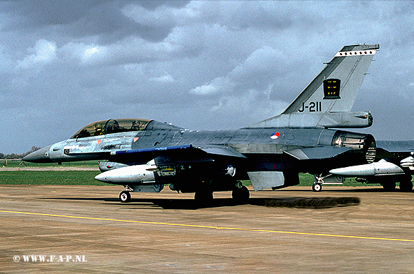 F-16B  J-211  KLU.  Leeuwarden Apr 1994