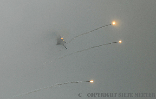 F-16-Am      J-055   Droping Flare`s  Leeuwarden