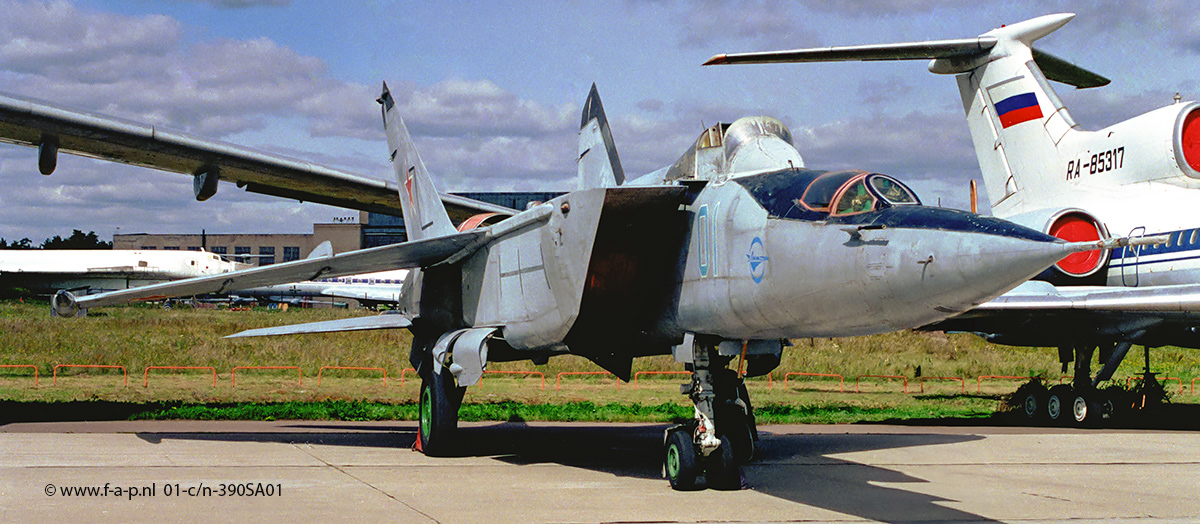 Mikojan-Goerevitsj MiG-25-U-LL  c/n-390SA01  Unit-LII  Zhukovsky, Russia 20-08-1995