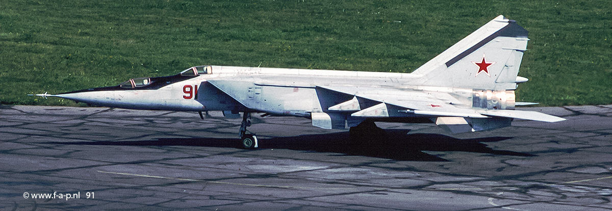 Mikojan-Goerevitsj MiG-25-RU    91   c/n-?    Zhukovsky, Russia 20-08-1995