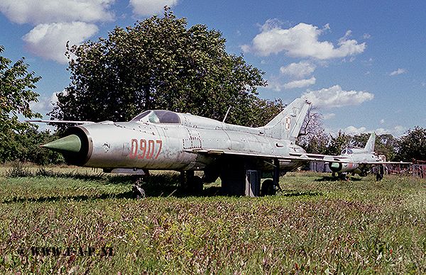 MiG 21 PF  0907 ex 10-PLM   Buk 22-08-2003