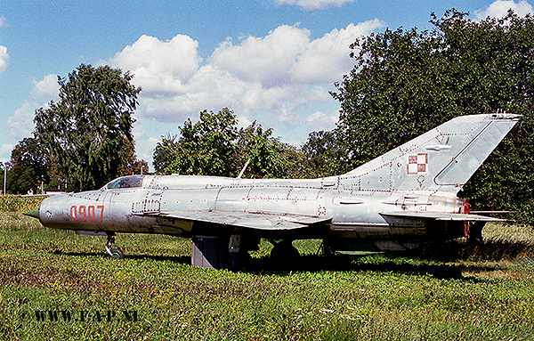 MiG 21 PF  0907 ex 10-PLM   Buk 22-08-2003