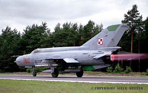 MiG 21 MF  7812  Dol Highwaystrip   27-05-2000