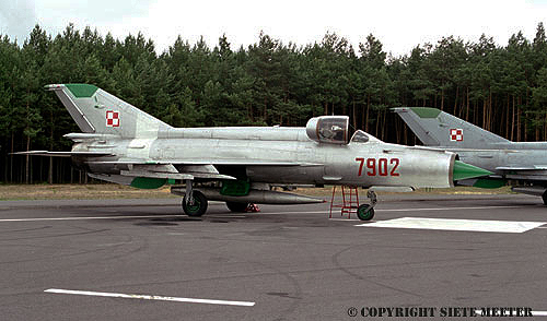 MiG 21 MF  7902  Dol Highwaystrip   27-05-2000