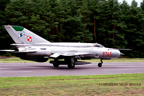 MiG 21 Bis   9735   41-PLM  Dol Highwaystrip 27-05-2000