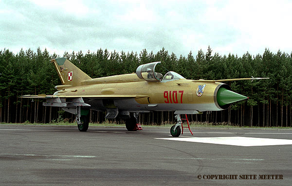 MiG 21 MF  9107   10 PLM  Dol Highwaystrip 27-05-2000