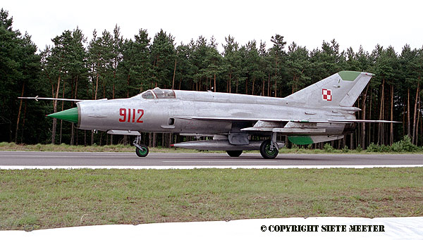 MiG 21 MF   9112  11-PLM   Dol Highwaystrip 27-05-2000