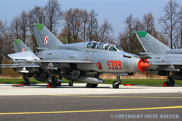 MiG 21UM  9304  41-ELT   Malbork  27-04-2006