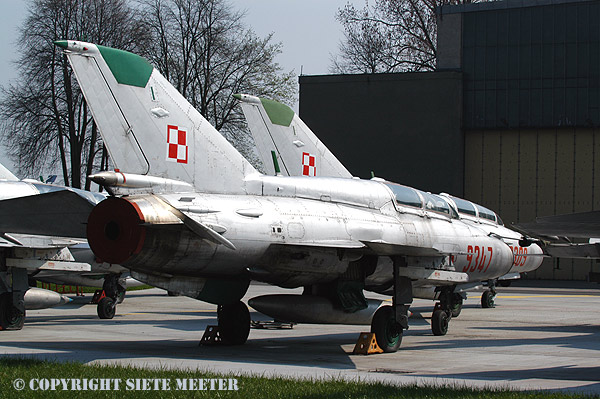 MiG 21UM  9347  41-ELT   Malbork  27-04-2006