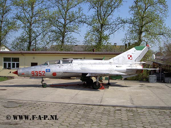 MiG 21-UM    9352   (516999352)   Powodowo  west of Wolsztyn   20-04-2008  Poland