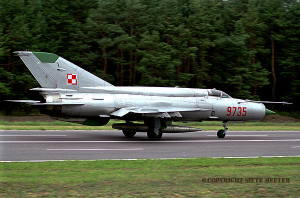 MiG 21 Bis   9735   41-PLM  Dol Highwaystrip 27-05-2000