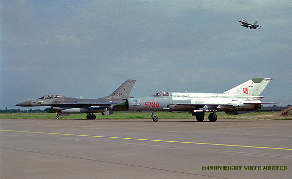 MiG 21Bis  9-PLM  Zegrze Pomorskie and Dutch F-16 at Leeuwarden  13-08-1999