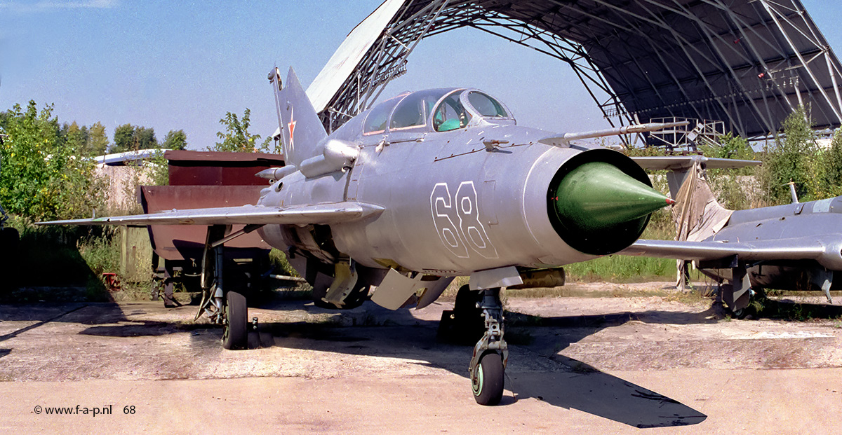 Mikojan-Goerevitsj MiG-21UM   68  c/n 0926 Zhukovsky, Russia 20-08-1995