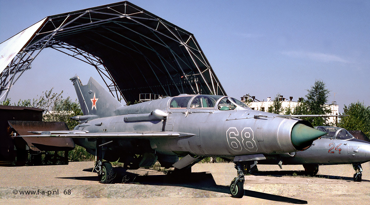 Mikojan-Goerevitsj MiG-21UM   68  c/n 0926 Zhukovsky, Russia 20-08-1995