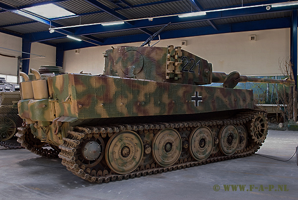 SdKfz-181 Tiger-1     221    Museum Des Blindes Suamur  28-06-2009