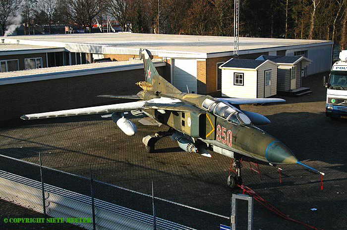 MiG 23 UB  850   (A103850)   Musselkanaal 10-12-2004