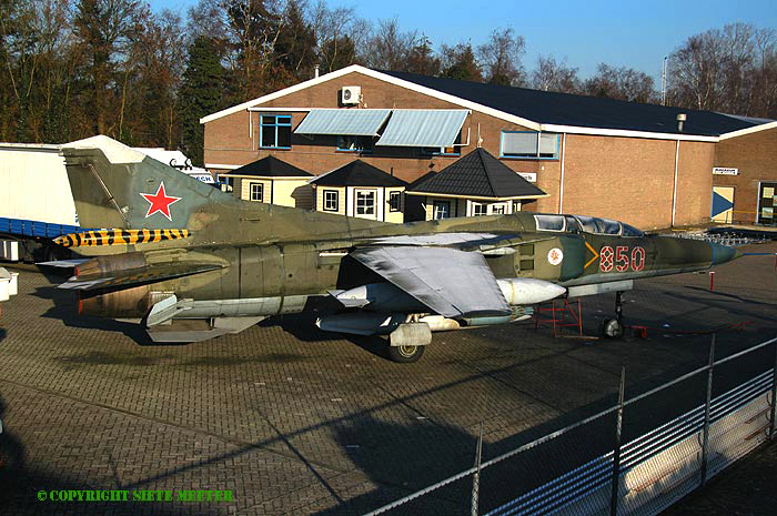 MiG 23 UB  850   (A103850)   Musselkanaal 10-12-2004