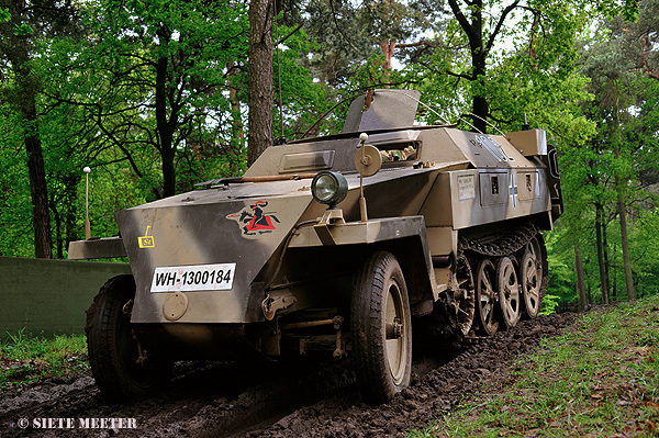 Leichte Aufklarungs Panzer Wagen Demag D-7p 1944  Sd.Kfz.250/5 II Ausf.B the 102   WH-1300184    Overloon  18-05-2013