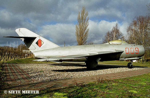 Mig 17     402  as 009   (54211959)  Peenemnde   26-02-2000