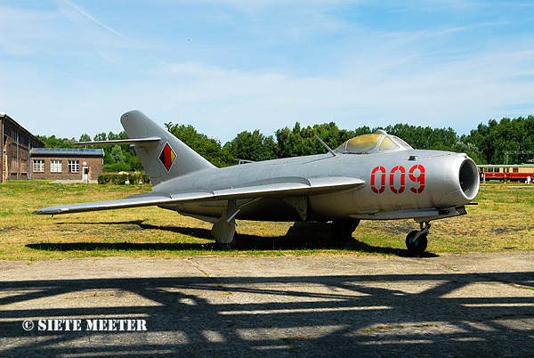 Mig 17     402  as 009   (54211959)  Peenemnde   26-02-2000