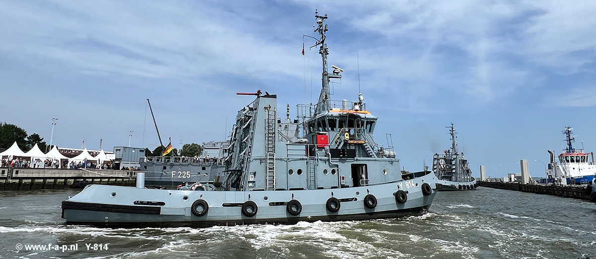 German Navy: Harbor tug  class 725 FGS Y 814 KNECHTSAND Willemshaven 01-08-2024