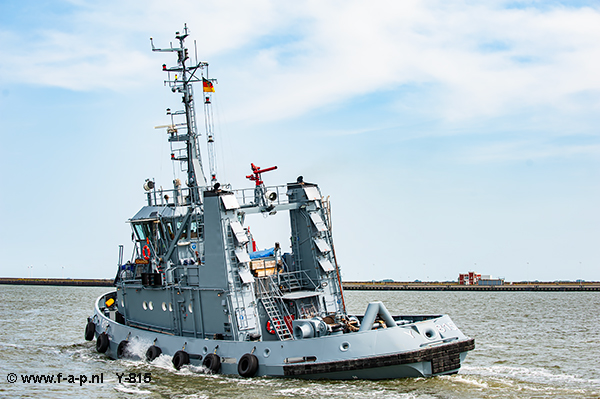 German Navy: Harbor tug  class 725 FGS Y 815  Scharhorn  Willemshaven 01-08-2024