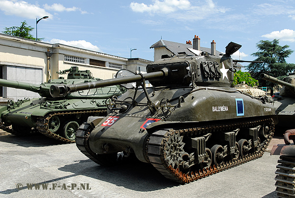 Sherman M4A1 (76mm)HVSS     232200  Saumur   28-06-2009
