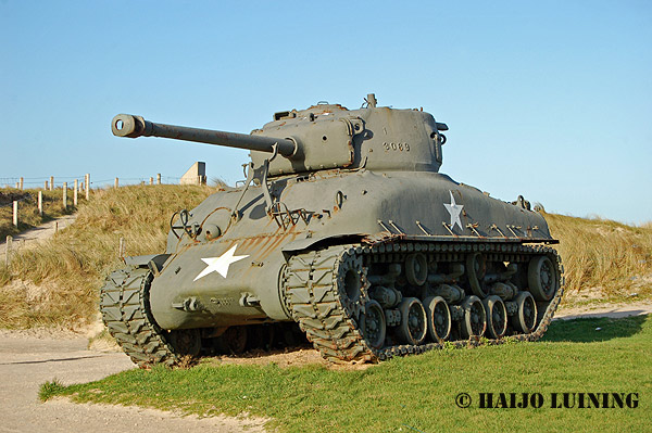 Sherman M4A1 (76mm)HVSS    8069   Le Roosevelt   Utah Beach   50480  Sainte Marie du Mont  05-2007  France