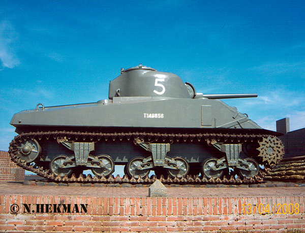 Sherman-M4A4   148656/ 5  West Kapelle  The Netherlands  13-04-2008  Photo by  N.Hekman