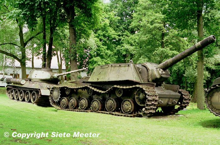 Su-152  152-mm on a KV-1 chassis.  Lubuskie  25-06-2001