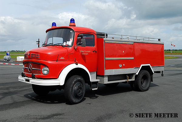 Mercedes 911  No-2117  Built 1974 by  ARVE Feuerwehrgeratehbau Springe. Flugplatz Leer Papenburg  05-06-2009