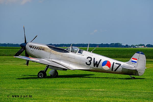 Supermarine 361 Spitfire L.F.MkIXc  3W-17  H-25  RAf-MK.732  c/n-CBAF.IX.1732 (G-HVDM)