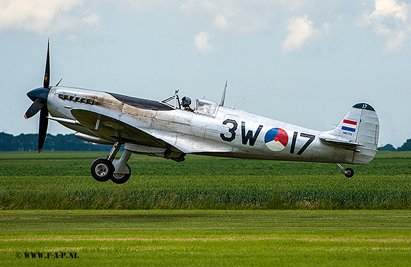 Supermarine 361 Spitfire L.F.MkIXc  3W-17  H-25  RAf-MK.732  c/n-CBAF.IX.1732 (G-HVDM)