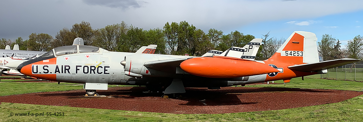 Martin EB-57E Canberra   55-4253  c/n-355  US-Air Force   at f the Castle Air Museum, Atwater, CA.USA  16-02-2019